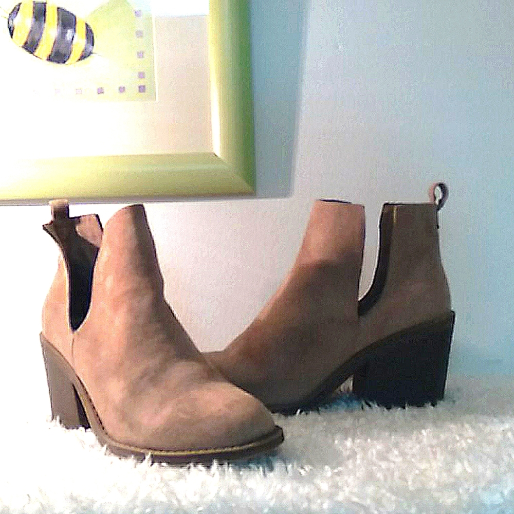 Sugar taupe suede booties with chunky heel 10m